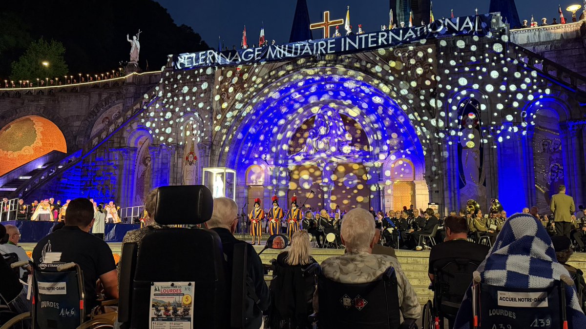 lourdes_france's tweet photo. Le peuple de Dieu marche vers son Fils à Lourdes. 

Une 66ème édition du PMI qui illumine la nuit lourdaise et fait planer un beau souffle d’espérance. https://t.co/QZ2XPFNBZD