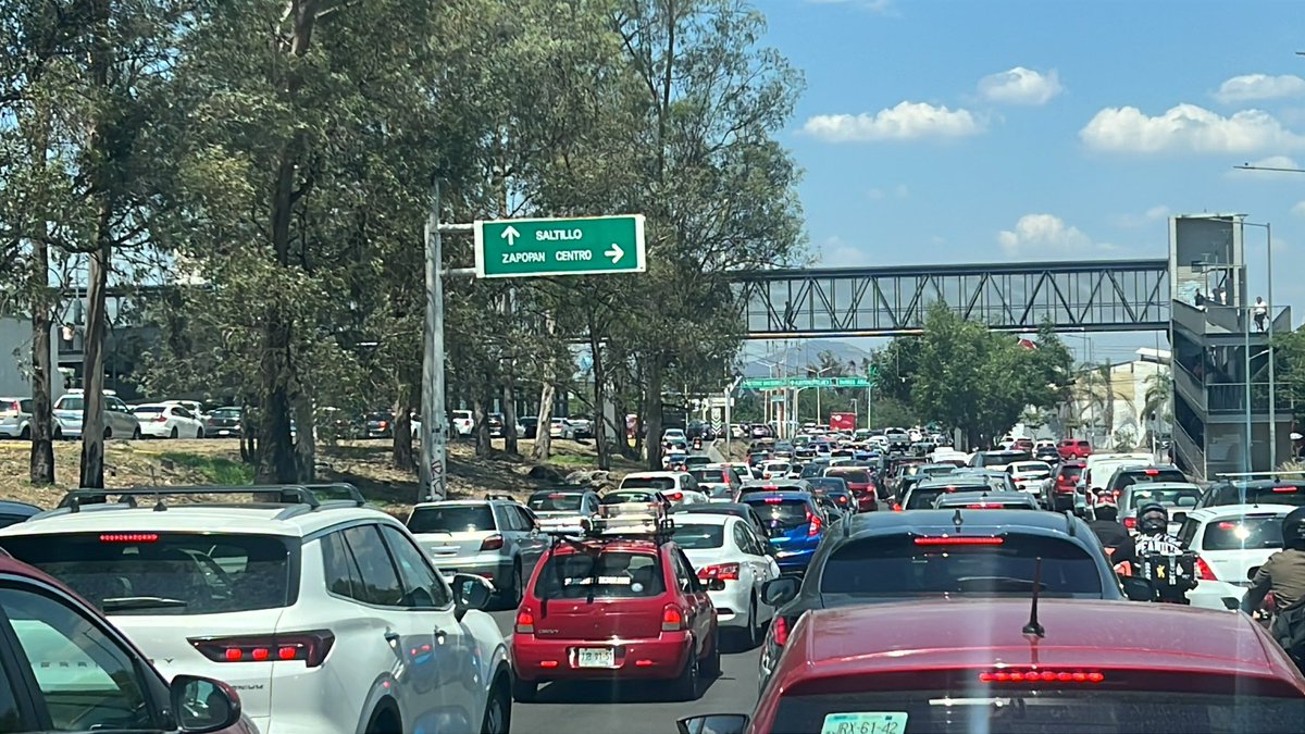 IngOliveras's tweet photo. ¿Algo pudieran hacer sus agentes los sábados de 1:00 pm a 4:00 pm?  En periférico desde Tabachines, Belenes, San Isidro, y hasta Laureles, @ZapopanGob y @MovilidadZap por favor 🙏🏼 https://t.co/gcvtSxMDVm