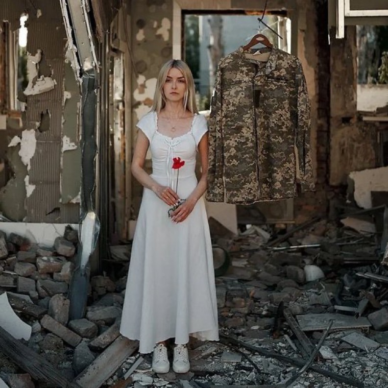 MeanwhileInUA's tweet photo. Absolutely heartbreaking.
Victoria and Vladyslav got married in May, 2023. 
They planned a wedding celebration on their anniversary. 
But Vladyslav died defending Ukraine from Russian invaders in November.  
Victoria had a photosession on their anniversary dedicated to the memory of Vladyslav.
Russian terrorists destroyed lives of millions Ukrainian people.
Never forget. Never forgive.