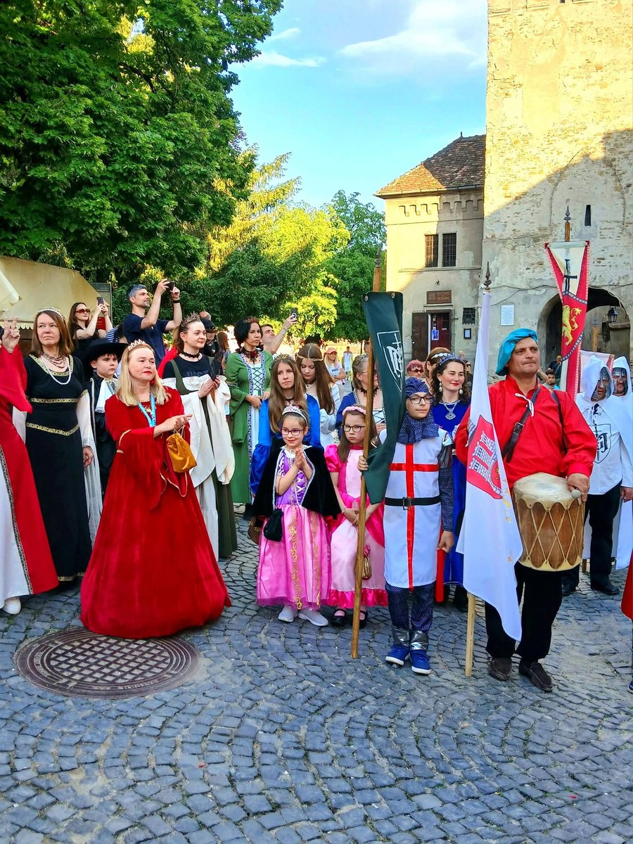 Travel_2Romania's tweet photo. O paradă costumată deosebită, a fost organizată în această seară, în Cetatea Medievală!❤️🏰🥁
#sighisoara #citadel #Paradă #23Mai #drummers #piatacetatii #clocktower #piatacetatii #UNESCO #casakrauss #turnulcizmarilor #oldtown  #travelblogger 
📷 Transilvania Photobook https://t.co/t0rMZslr5O