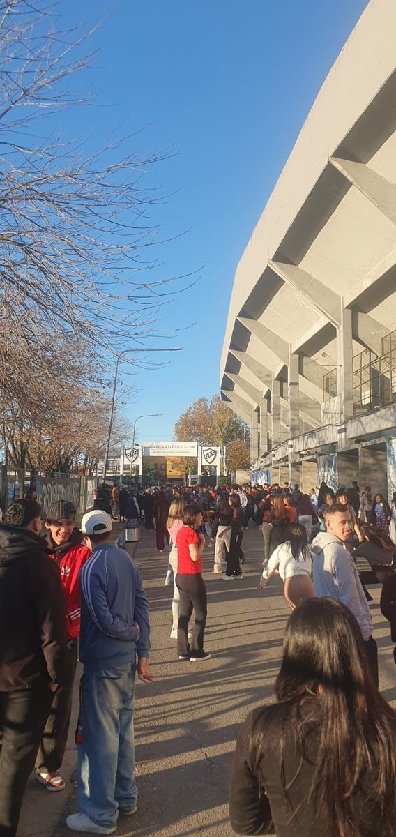 piazzagaston's tweet photo. Hockey vs Banfield, torneo de fútbol inclusivo en la sede, torneo de levantamiento de pesas, visitas guiadas al estadio Centenario, intercambio de Figuritas, fútbol amateur. https://t.co/HDTyLBcEkT