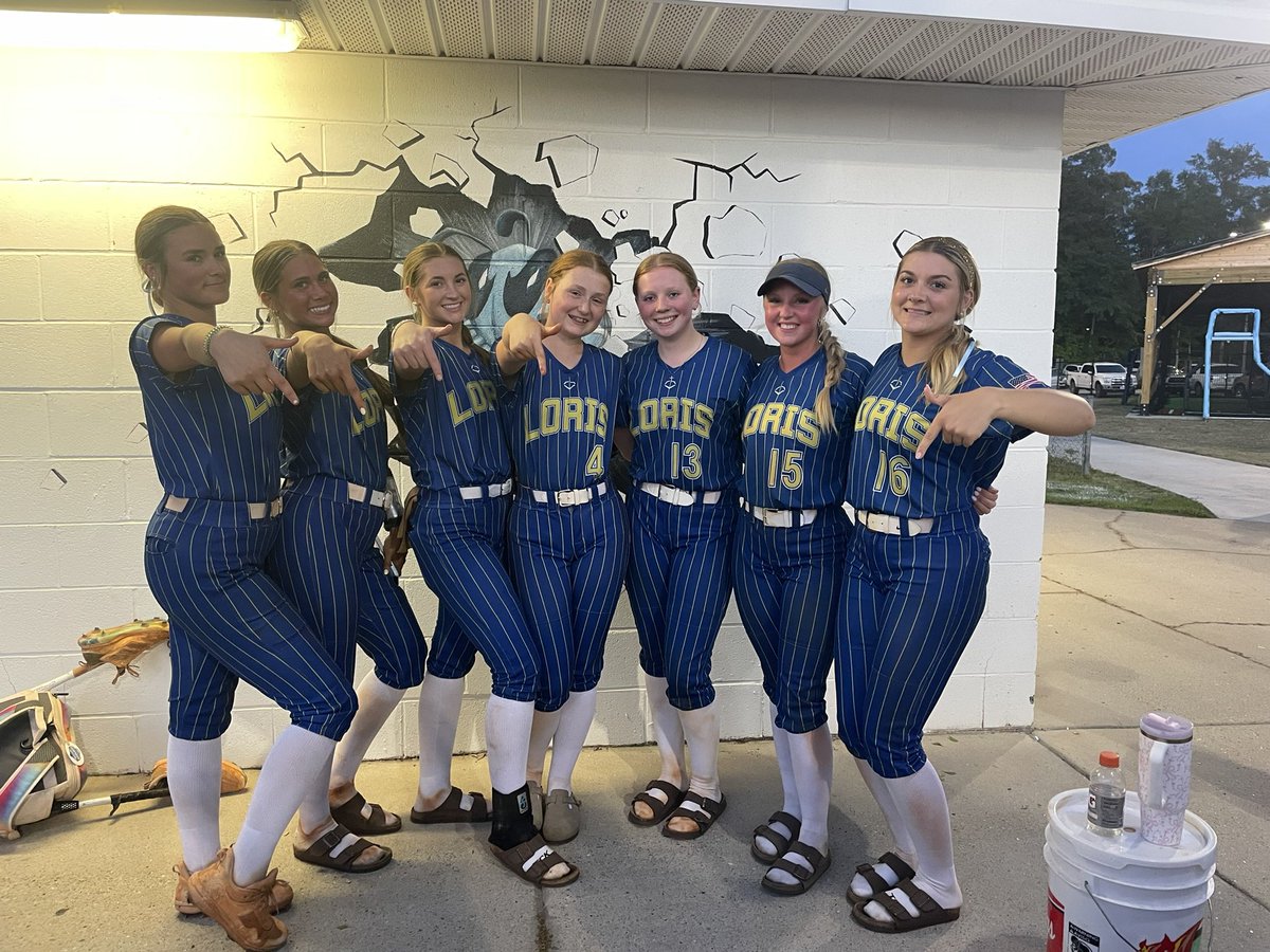 KayleeG2029's tweet photo. Our school ball season has come to an end, and what an incredible journey it has been finishing 25-6! Our three seniors will always hold a special place in  my heart. They have been amazing role models and great friends. I am so grateful to have had the ability to play with them. https://t.co/tRVDPIEfU8