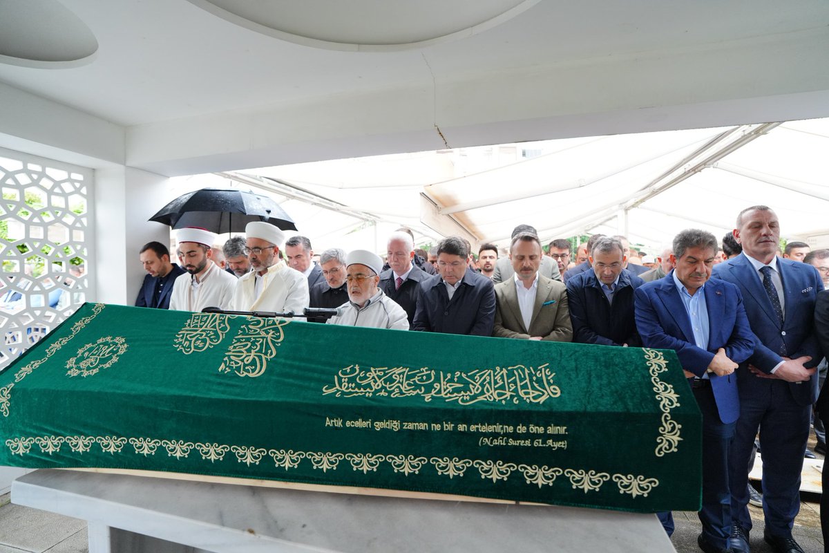 yilmaztunc's tweet photo. Muhterem kayınpederim, kıymetli büyüğümüz Kemalettin Şahin’i Pendik İsmail Hakkı Erzurumî Camii’nden dualarla Hakk’a uğurladık.

Bu acı günümüzde cenazemize iştirak ederek bizleri yalnız bırakmayan, taziyelerini ileterek acımızı paylaşan, dualarıyla yanımızda olan dostlarımıza teşekkür ediyoruz. 

Merhum büyüğümüze Cenab-ı Allah’tan rahmet diliyor, mekânının cennet olmasını niyaz ediyorum.

Rabbim rahmetiyle muamele eylesin, makamını âli eylesin.
