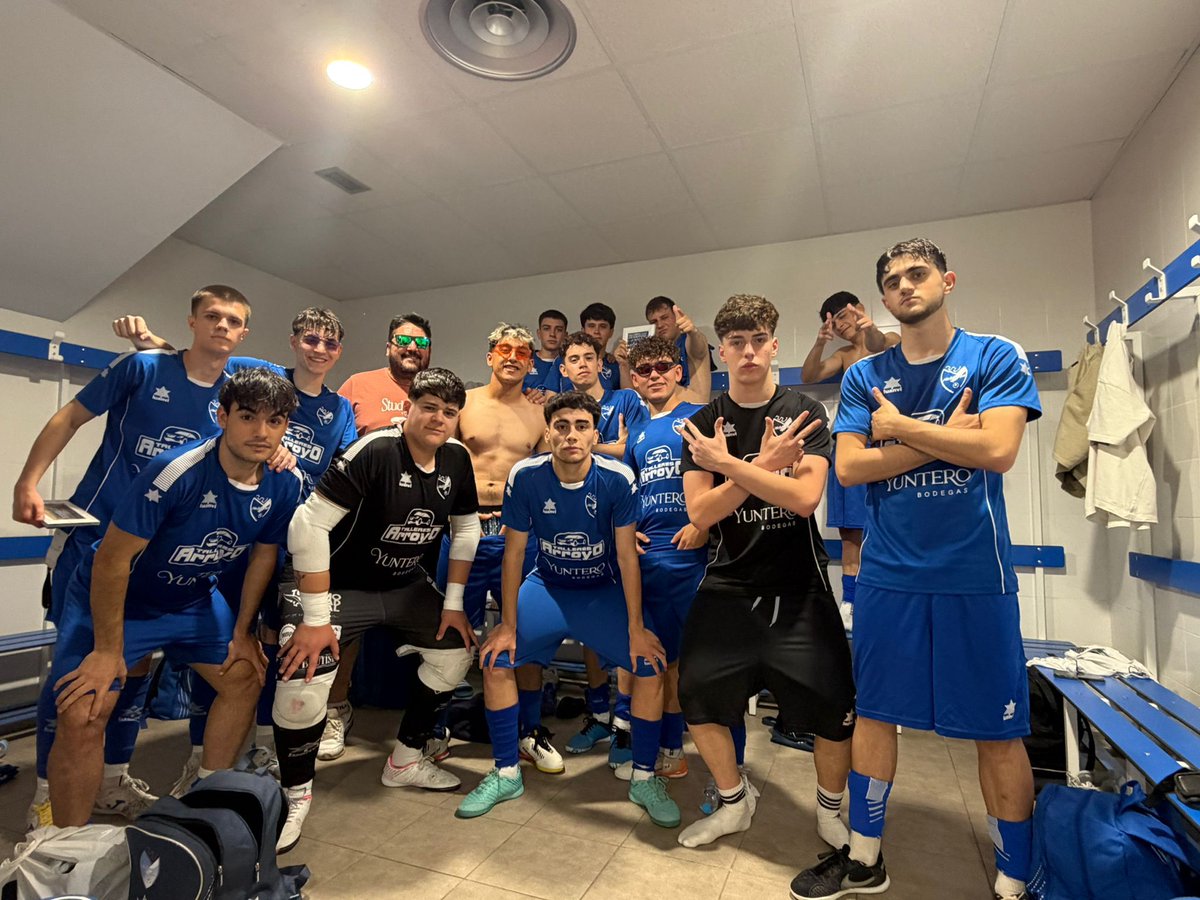 ManzanaresFS's tweet photo. 🔵⚪ Fin de fiesta para el @Talleresygruas2 juvenil de División de Honor que se despide con una victoria por 7-3 ante @UDRB👇
⚽ Eloy
⚽⚽ Palomo
⚽⚽ Manu 
⚽⚽ Aarón

👉 Último partido de Aitor, Manu y Alberto. 

¡Gracias, chicos! https://t.co/LATnge9wbj
