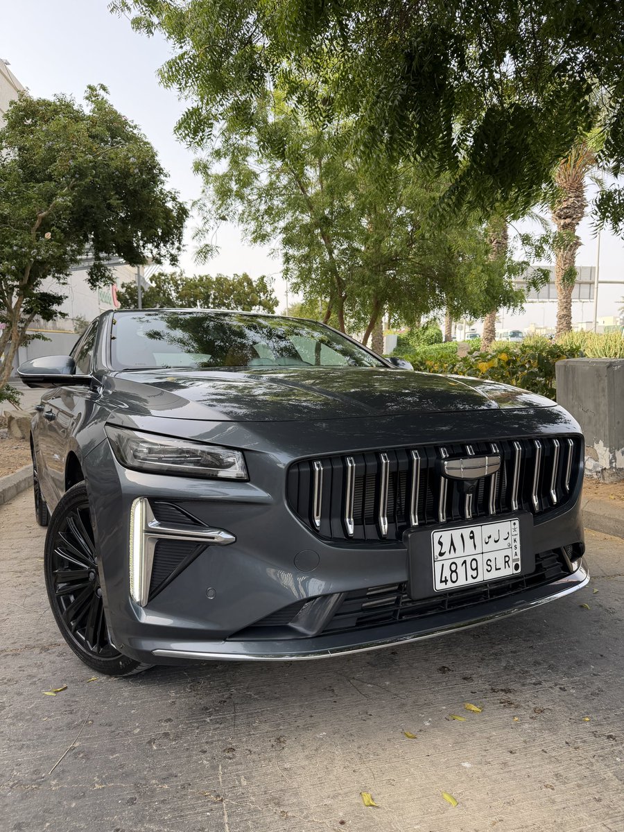 auto_catch's tweet photo. اخر تجاربنا قبل العيد كل سنه وانتو طيبين 🎉

جيلي بريفيس!! 
"ماده اعلانيه"
السياره السيدان (ياااخي والله السيدان شي جميل فالحياه❤️) بالحجم المتوسط وبمحرك ٤ سلندر ٢ لتر تيربو يولد ٢١٥ حصان وعزم دوران ٣٢٥ نيوتن متر (السياره نشيطه تحس انها تجيب ارقام افضل على الواقع) بسحب امامي وناقل حركه ٧ سرعات دبل كلتش 
سعرها ٩٥٢٥٤ الف للفئه العليا و ٨٧،٢٠٤ للفية الاقل

وحتى الفئة الاقل تجي بمواصفات عاليه
مثل اضاءات الليد الاماميه والخلفيه
الحساسات الاماميه والخلفيه
٤ كاميرات 
سقف بانوراما
مقاعد جلد بتحكم كهربائي للسايق
٤ ايرباق
دخول وتشغيل ذكي
شاشه عملاقه

وتزيد الكواصفات في الفئة الاعلى مثل
القياده شبه اليه
جنط ١٨ مع كليبر احمر
٦ ايرباق
ساوند سيستم هارمن ١٢ سماعه
تهويه المقاعد الاماميه
دعم اسفل الظهر لكرسي السايق
كرسي الراكب كهربايي

@geelyautosaudi