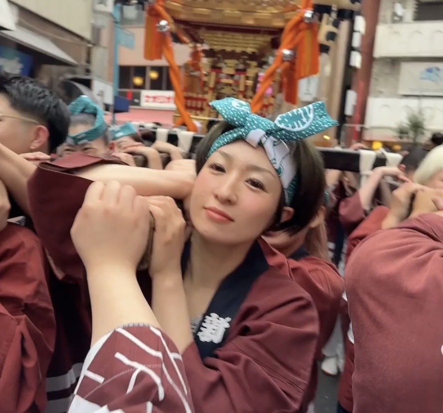 ichinoseayaka's tweet photo. 今年も花園神社例大祭により、新宿二丁目エリアで神輿を担ぎましたわっしょい💪
本日、日曜日は町会神輿＋花園神社の巨大な神輿が見られます〜
https://t.co/0ir3gUY4eF
https://t.co/rZj6ImCvc6 https://t.co/kvTpbGlanc