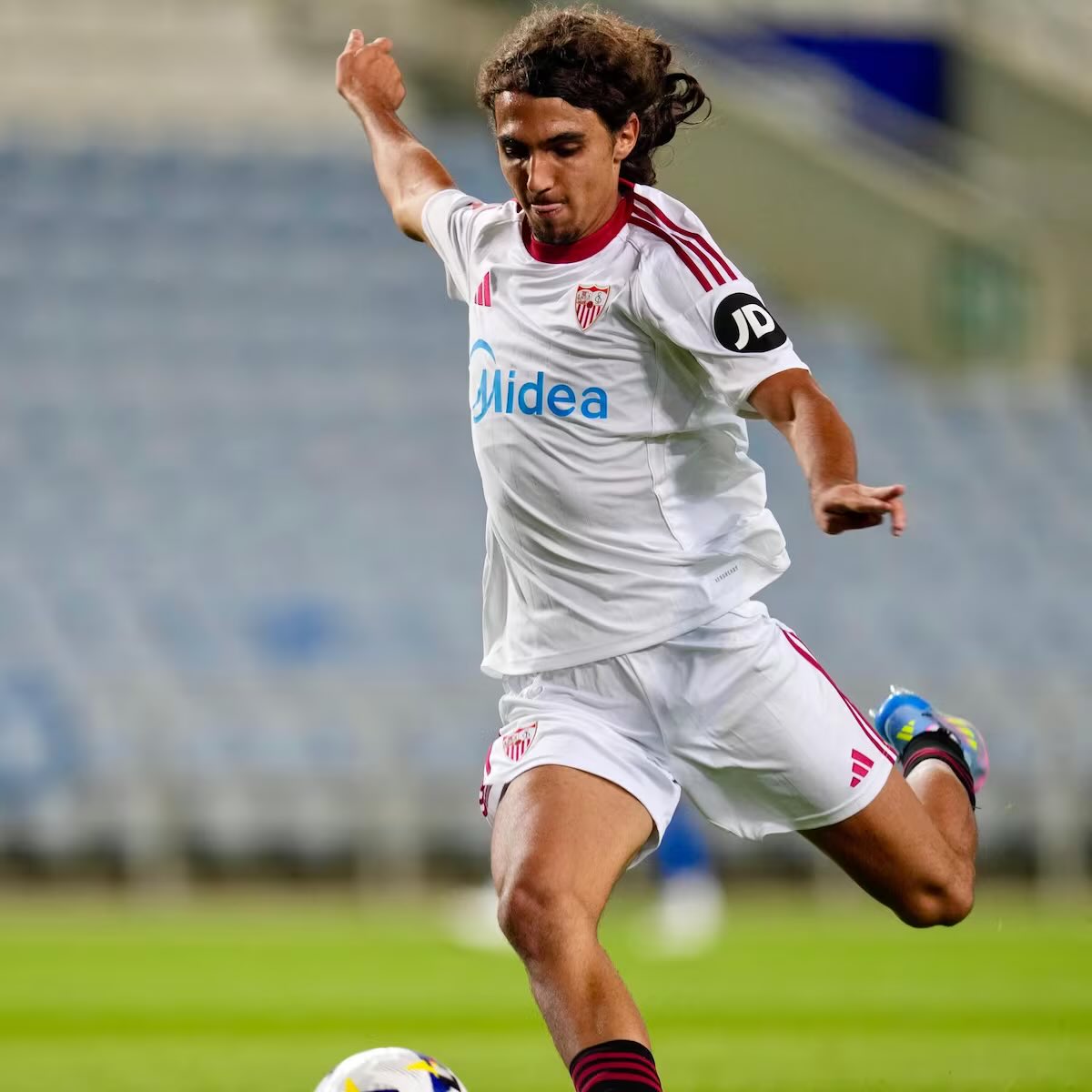 dorsal16_'s tweet photo. 🚨❌ Nico Guillén no debutará esta temporada con el Sevilla FC.

🔄 Luis García Plaza agotó las variantes y, en el minuto 85, decidió dar entrada a Nemanja Gudelj antes que al canterano.

🤔 ¿Lo hubieses hecho debutar en LaLiga o crees que aún es temprano?

#SevillaFC #LaLiga #Dorsal16 #CeltaSevilla