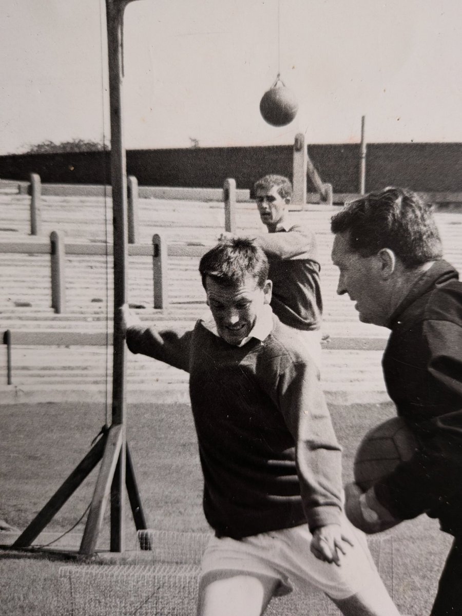 Calum_Currie16's tweet photo. Had this sitting unsorted for ages as not convinced who the player is. Old man is certain that it's McBride, I'm not convinced it's not Chalmers although the more I look at it the more I think McBride. Any thoughts @CollectCelticFC @jamiebhoy2009 https://t.co/eCF8l9aEuf