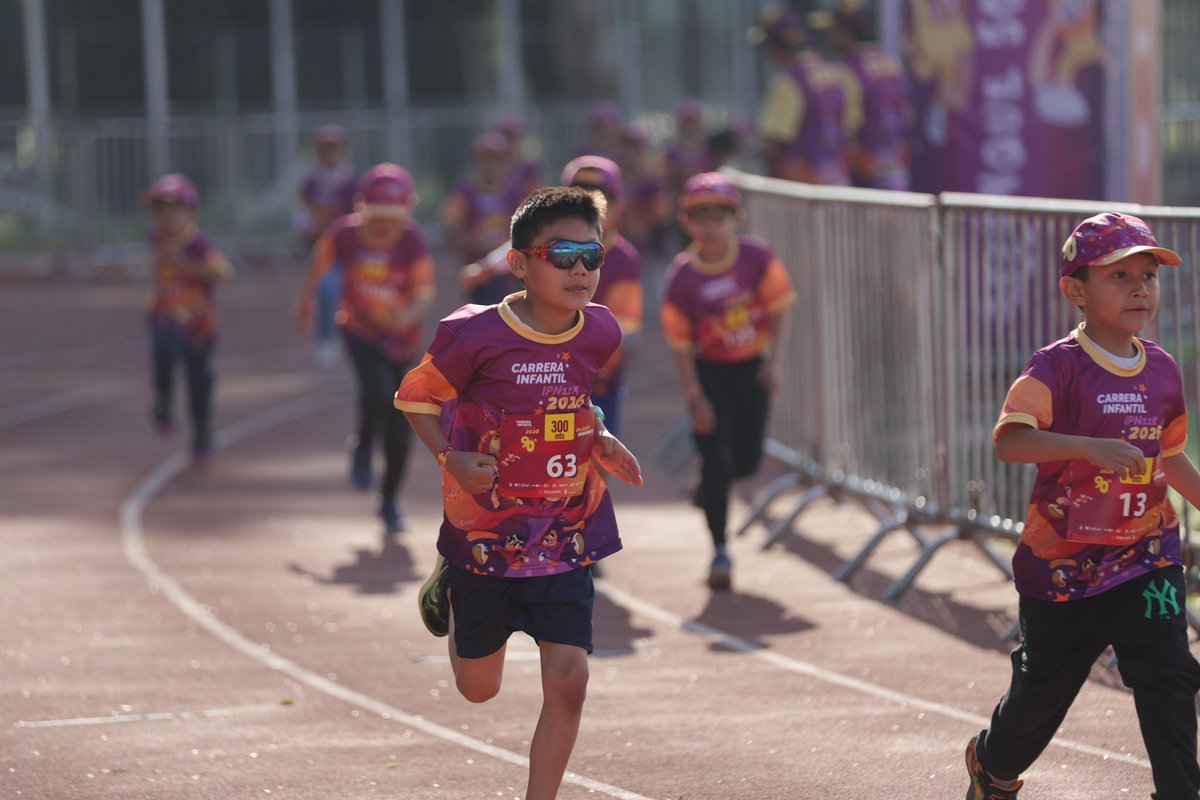 PCGuindayBlanco's tweet photo. Las sonrisas más grandes también forman parte de esta gran meta. 📷📷📷
Nos llena de orgullo ser parte de la Carrera 11K Infantil, un espacio donde la alegría, la convivencia y el espíritu deportivo unen a las nuevas generaciones.
Desde Patronato Corazón Guinda y Blanco, reafirmamos nuestro compromiso de seguir impulsando iniciativas que dejan huella y hacen posible experiencias que inspiran a niñas y niños a soñar en grande. Por que el Corazón Guinda y Blanco también corre contigo.📷
#11KInfantil #CorazónGuindaYBlanco #SomosPolitécnico #JuntosHacemosMás