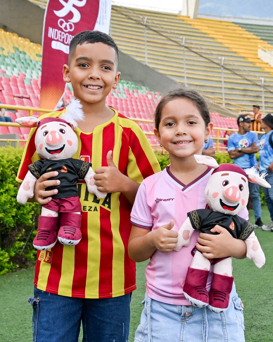 cdtolima's tweet photo. El amor que une a este equipo con su gente no se explica, solo se siente. En una jornada llena de alegría y deporte, celebramos el día del hincha Tolimense🤎💛

¡Somos TRIBU, somos Tolima! 👥🔥🏹 https://t.co/L503f0KyLC