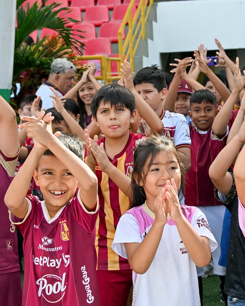 cdtolima's tweet photo. El amor que une a este equipo con su gente no se explica, solo se siente. En una jornada llena de alegría y deporte, celebramos el día del hincha Tolimense🤎💛

¡Somos TRIBU, somos Tolima! 👥🔥🏹 https://t.co/L503f0KyLC