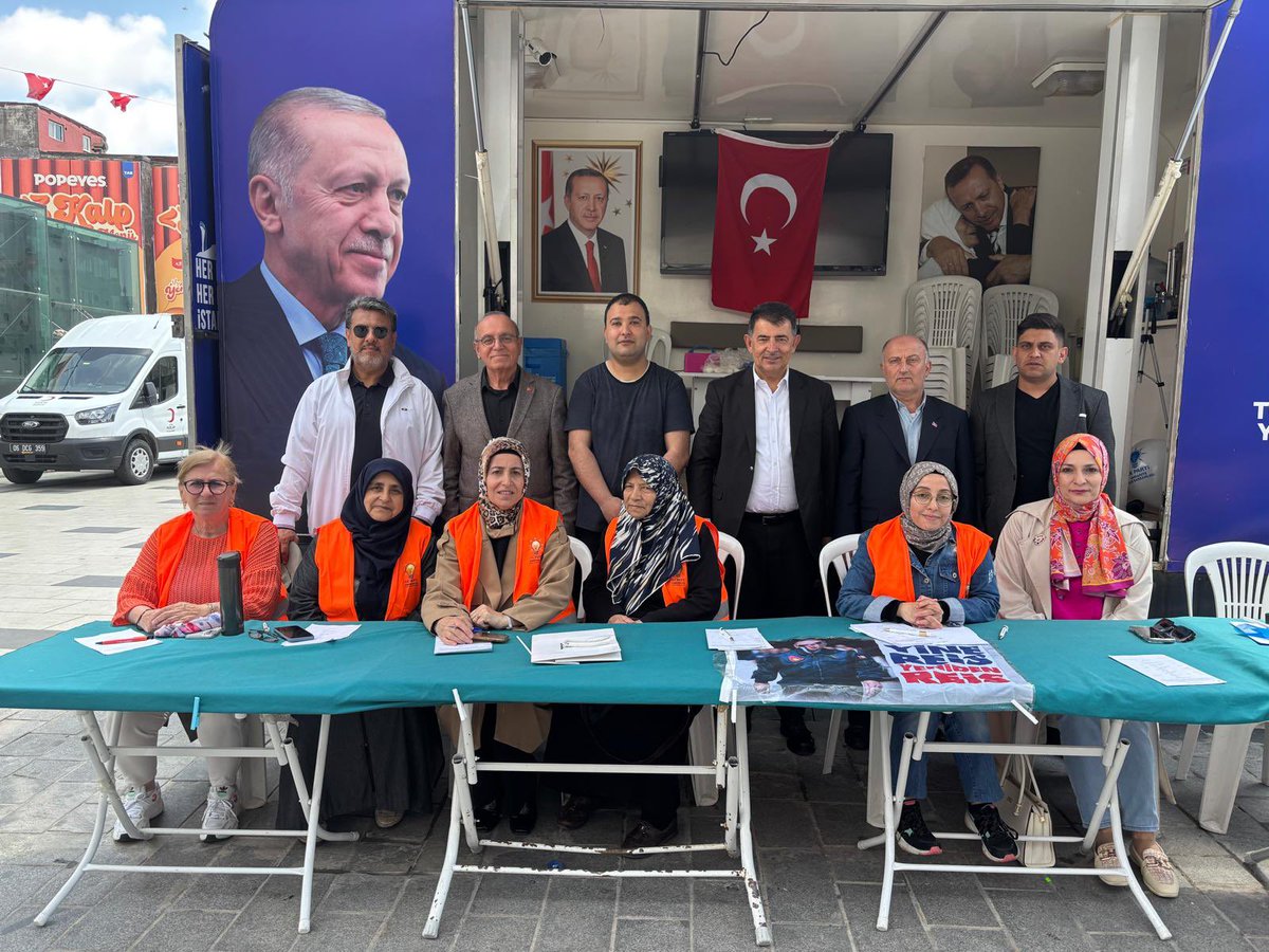 AkUmraniye's tweet photo. İlçe Başkanımız @cetinkaya_salim, İlçe Başkan Yardımcımız Hakan Çapkın, İlçe Yönetim Kurulu Üyemiz Celal Atak, Emin Temiz, Mehmet Kocabıyık, Mahalle Başkanlarımız, İstiklal Mahalle Başkanımız Emin Kozlucalı ve mahalle teşkilat mensuplarımız, İstiklal Mahallemizin AK Nokta çalışmalarında komşularımızla bir araya geldiler.

AK Parti olarak, milletimizle gönül bağımızı güçlendiren bu buluşmalarla sahada olmaya ve hemşehrilerimizle doğrudan iletişim kurmaya devam ediyoruz.

📍Alemdağ Caddesi