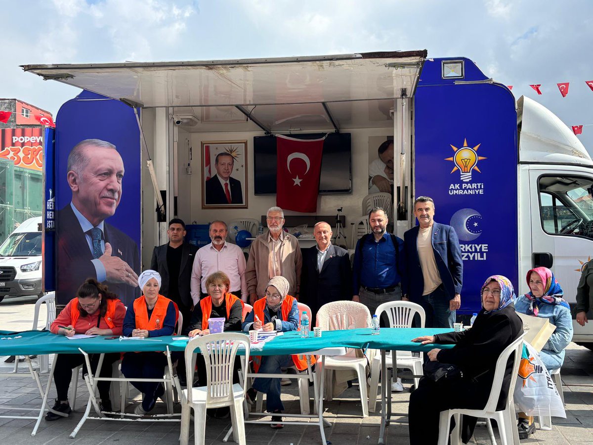 AkUmraniye's tweet photo. İlçe Başkanımız @cetinkaya_salim, İlçe Başkan Yardımcımız Hakan Çapkın, İlçe Yönetim Kurulu Üyemiz Celal Atak, Emin Temiz, Mehmet Kocabıyık, Mahalle Başkanlarımız, İstiklal Mahalle Başkanımız Emin Kozlucalı ve mahalle teşkilat mensuplarımız, İstiklal Mahallemizin AK Nokta çalışmalarında komşularımızla bir araya geldiler.

AK Parti olarak, milletimizle gönül bağımızı güçlendiren bu buluşmalarla sahada olmaya ve hemşehrilerimizle doğrudan iletişim kurmaya devam ediyoruz.

📍Alemdağ Caddesi