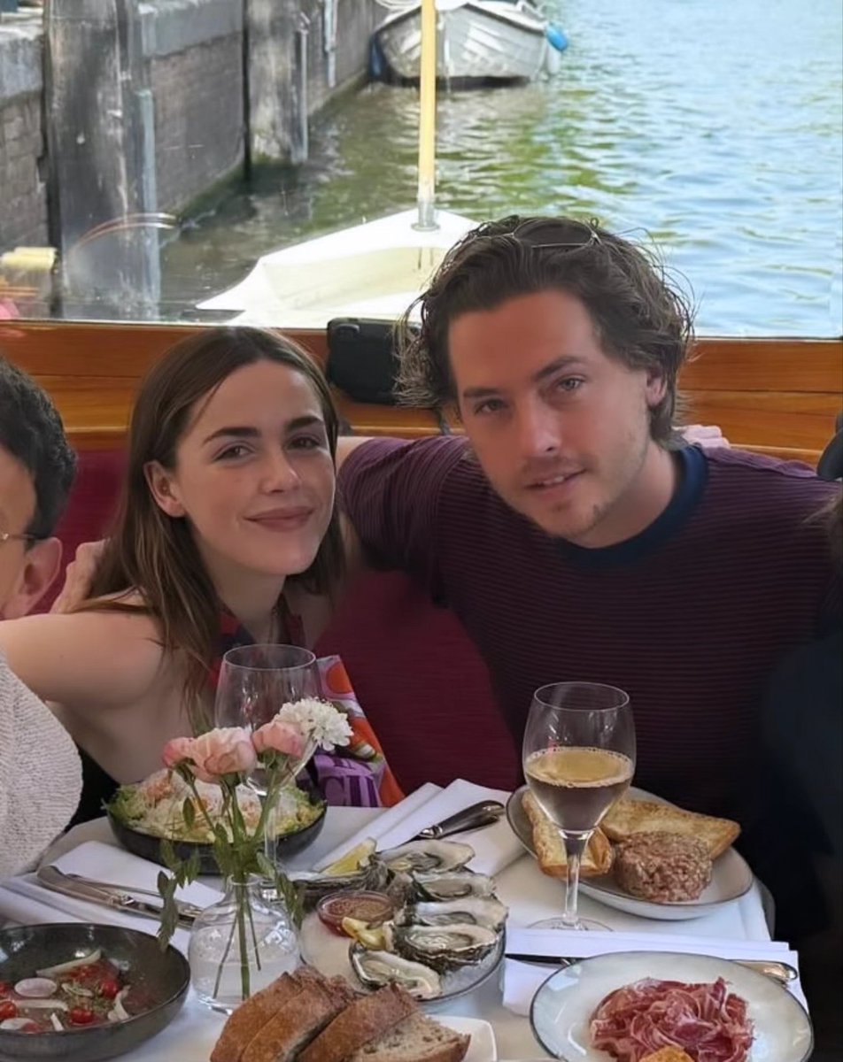 sprouseversion's tweet photo. Cole Sprouse com Kiernan Shipka hoje em Amsterdam. https://t.co/AekNNqVSD1