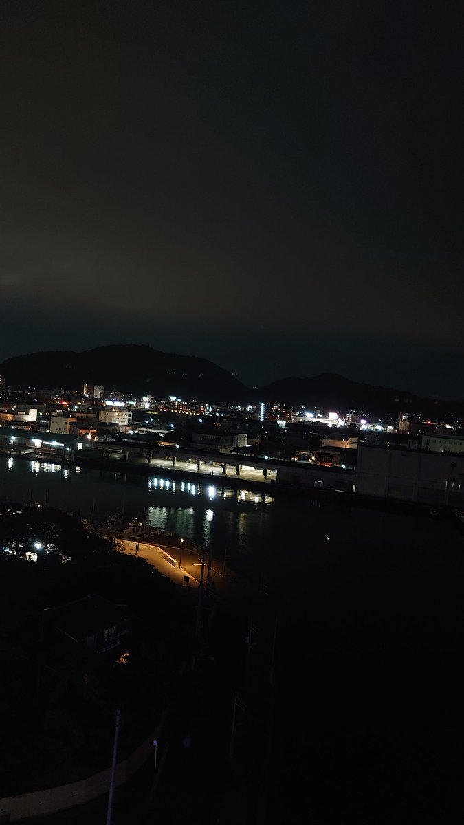 NumazuminatoBAR's tweet photo. X投稿の１日の上限に達していたようで、最後投稿できていなかったので、改めての投稿。

Barびゅうお

ライトアップもカクテルカラー🍸️

#ぬまづ港の街BAR
#ラストバルに乾杯 https://t.co/jMBH8yax27