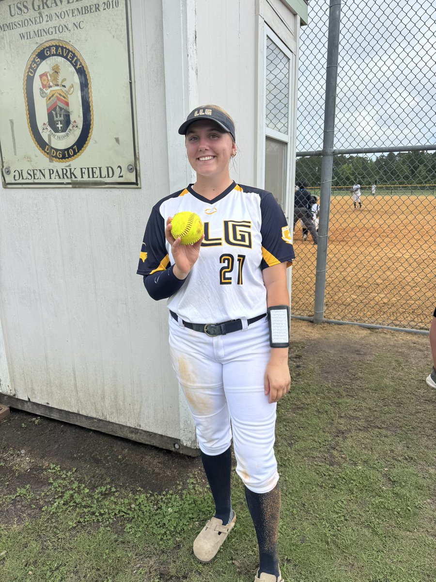 Lady Lightning Gold Dom tweet media