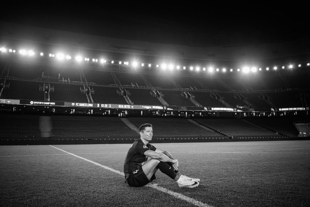 Pxxdwskiii's tweet photo. We will officially never see Lewandowski play for Barcelona again. https://t.co/Nu8CaF0Vfe