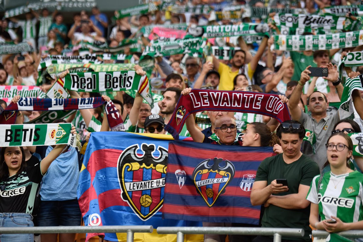 alvaritomfs's tweet photo. 👏 El fútbol es más especial por cosas como esta. GESTAZO de la afición del Betis con el Levante. 

"Es de primera, Levante es de primera", cantaban los béticos nada más consumarse la permanencia del conjunto granota. Se lo merecían. https://t.co/KM9pjdTVBH