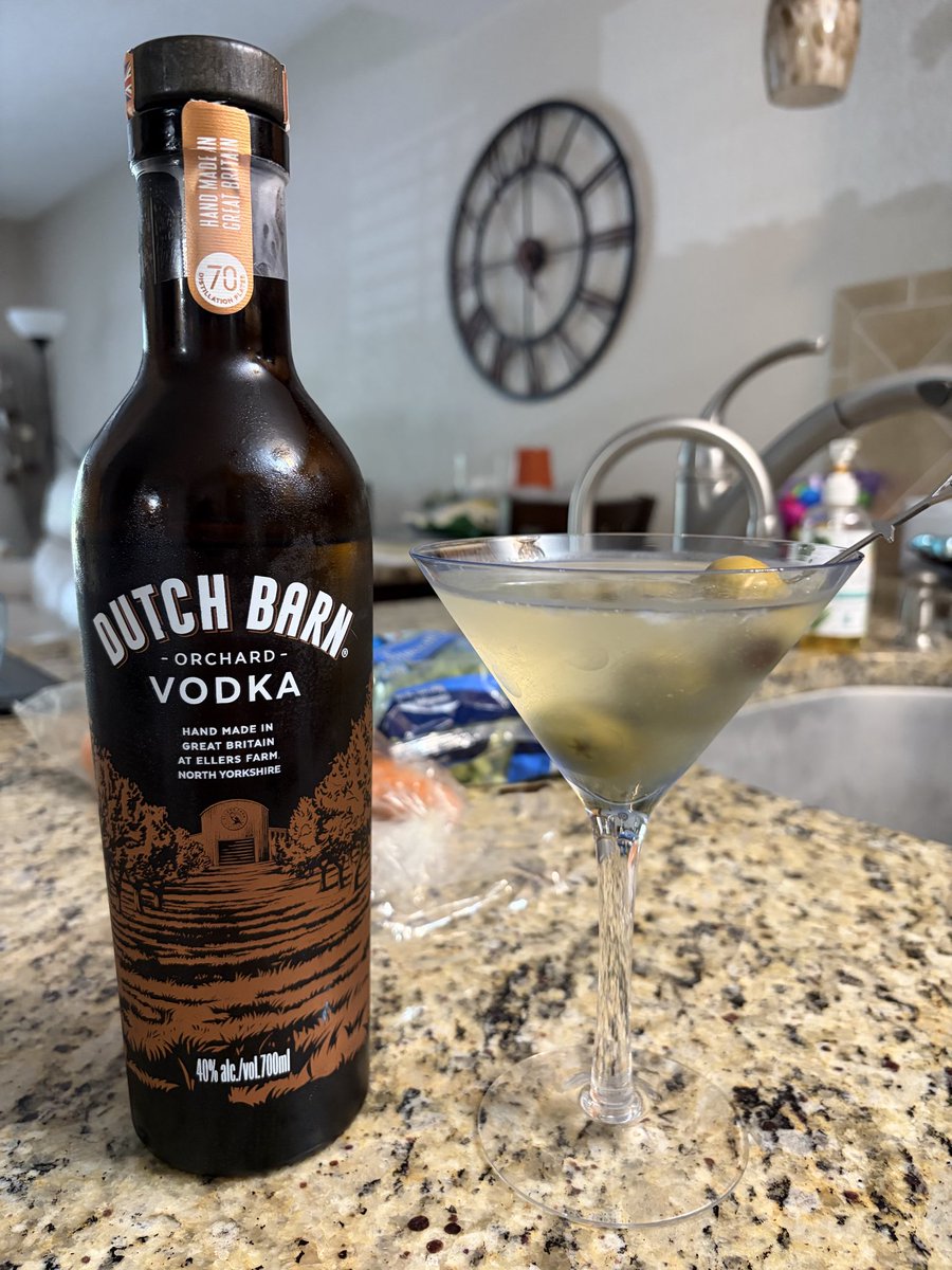 NotMean567's tweet photo. @DutchBarnVodka Note the clock… Soooooo close to 5:00 😂 
I’m going in! 
@rickygervais https://t.co/Z5gdQzePcn