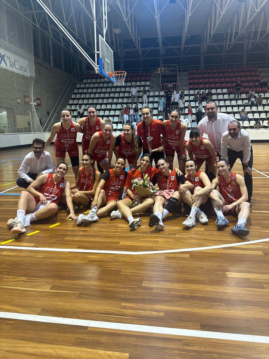 GEiEGBasquet's tweet photo. 🔴⚪️ FINAL d’una temporada històrica del @geieg1919 PACISA a #LF2

Tot i caure davant del @bfemeninoleon (62-66) a les semifinals de playoff d’ascens a #LFChallenge, les grupistes tanquen una gran temporada amb rècord de victòries en la fase regular (20)❗️

Enhorabona, noies! https://t.co/0KxZGADHH9