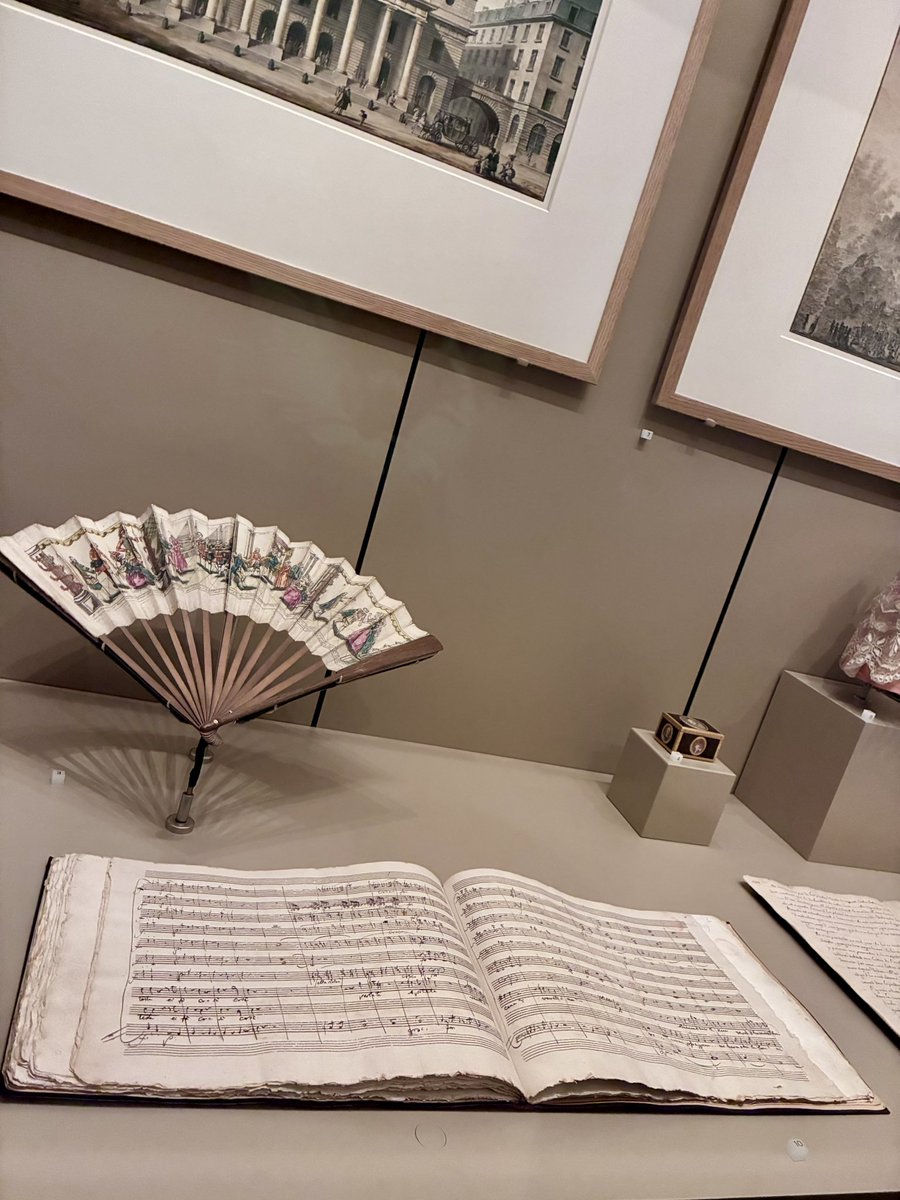 CQLouvreOpera's tweet photo. Nuit des Musées 2026
Paris pulse sous les néons bleus et les projecteurs. Dans la Galerie Mazarin, sous une vitrine épurée, la célèbre partition autographe du Don Giovanni de Mozart tremble sous le faisceau d’un spot, pour sa dernière soirée avant la grande rotation des réserves https://t.co/2vuOgscWKJ