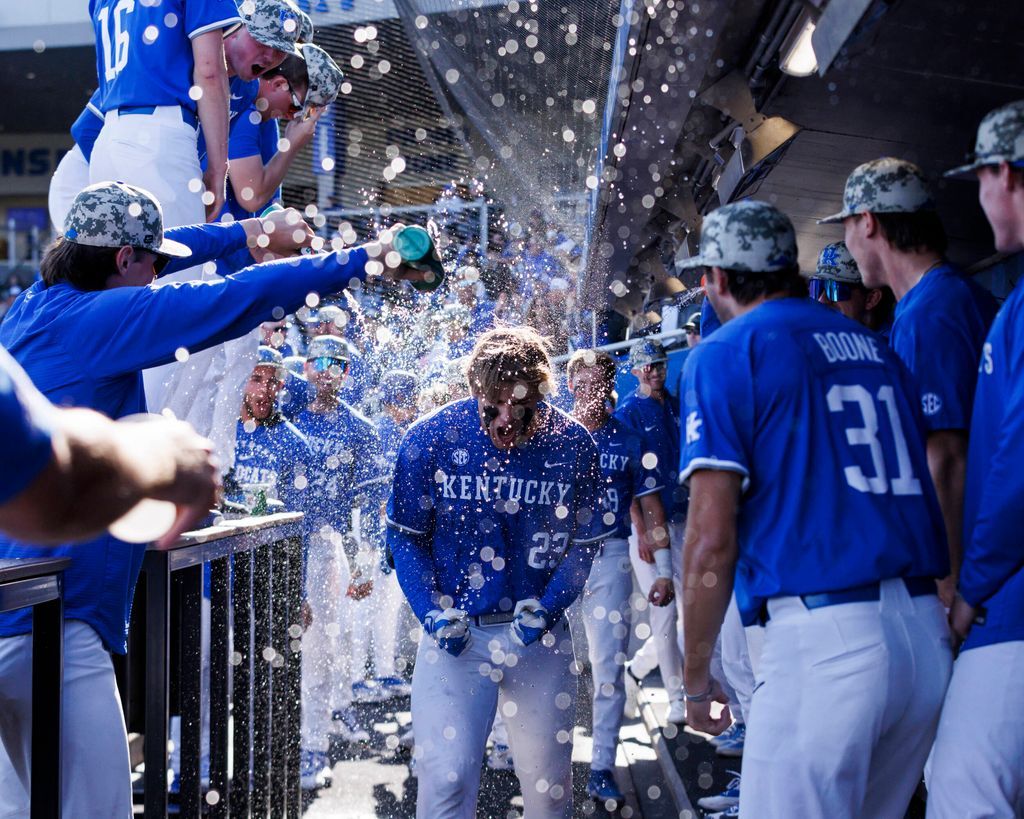 d1baseball's tweet photo. D1Baseball May 23 Last Four In

61. @ECUBaseball
62. @UKBaseball
63. @NCStateBaseball
64. @Pitt_BASE

🔗 https://t.co/OZDzDNiHNP https://t.co/wtaq1CVy0o