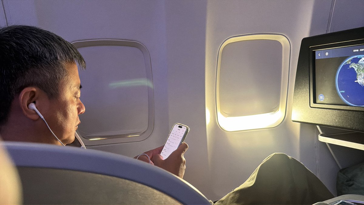 xchatty's tweet photo. @Delta now seems to have a policy of boarding, taking off, flying, and landing with all of the shades down.

This is most horrible. https://t.co/rjYViYttdg