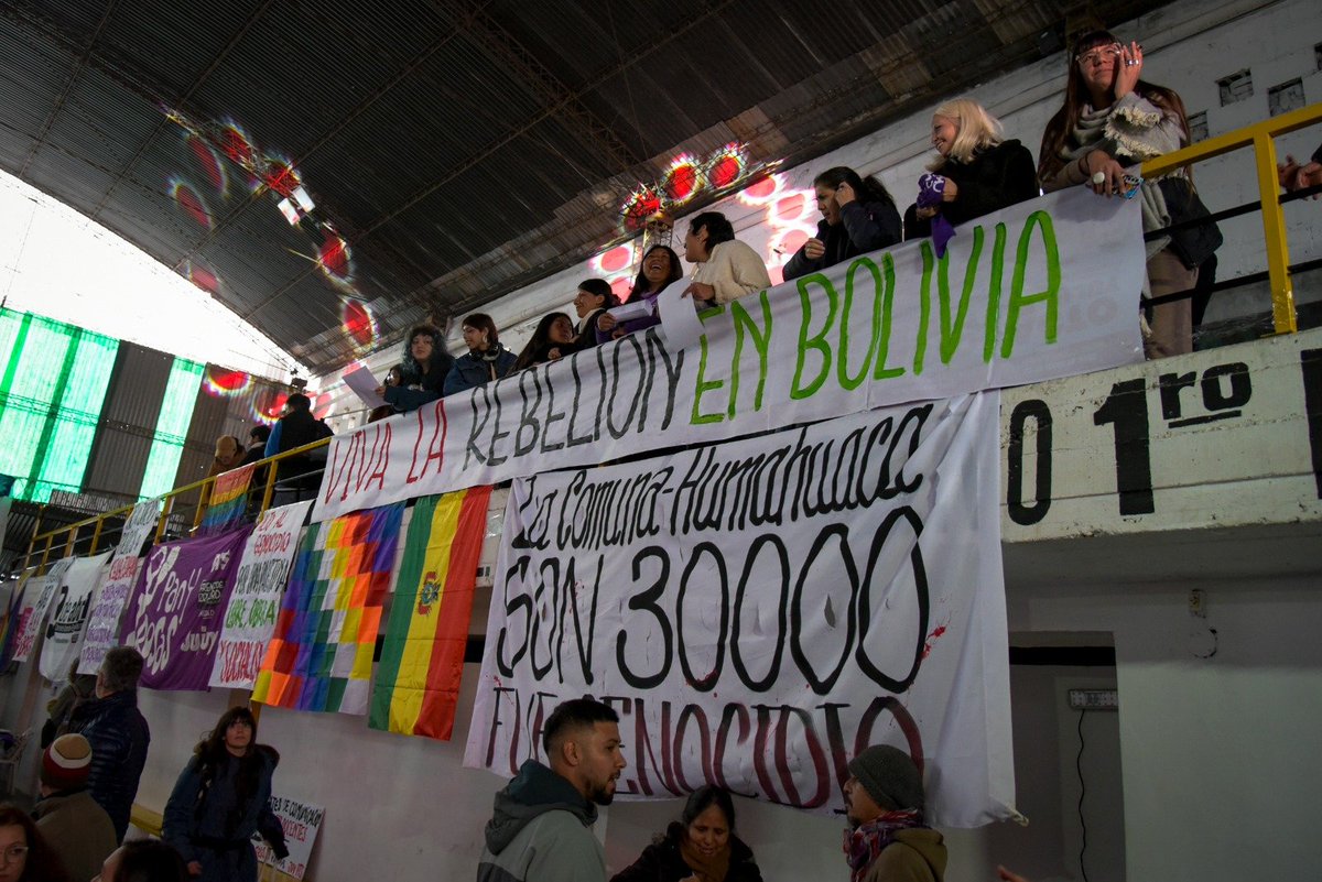 PTSarg's tweet photo. “¡ABAJO EL GOBIERNO DE RODRIGO PAZ!”

🇧🇴 Tan solo 6 meses de gobierno y Rodrigo Paz enfrenta una rebelión popular en #Bolivia. Trabajadores, campesinos, comunidades originarias, estudiantes y sectores populares protagonizan movilizaciones cada vez más masivas, mientras se multiplican los bloqueos exigiendo su renuncia.

Desde el acto en #Jujuy con @MyriamBregman y @VilcAlejandro decimos: ¡Todo nuestro apoyo y solidaridad con el pueblo trabajador en lucha de Bolivia!