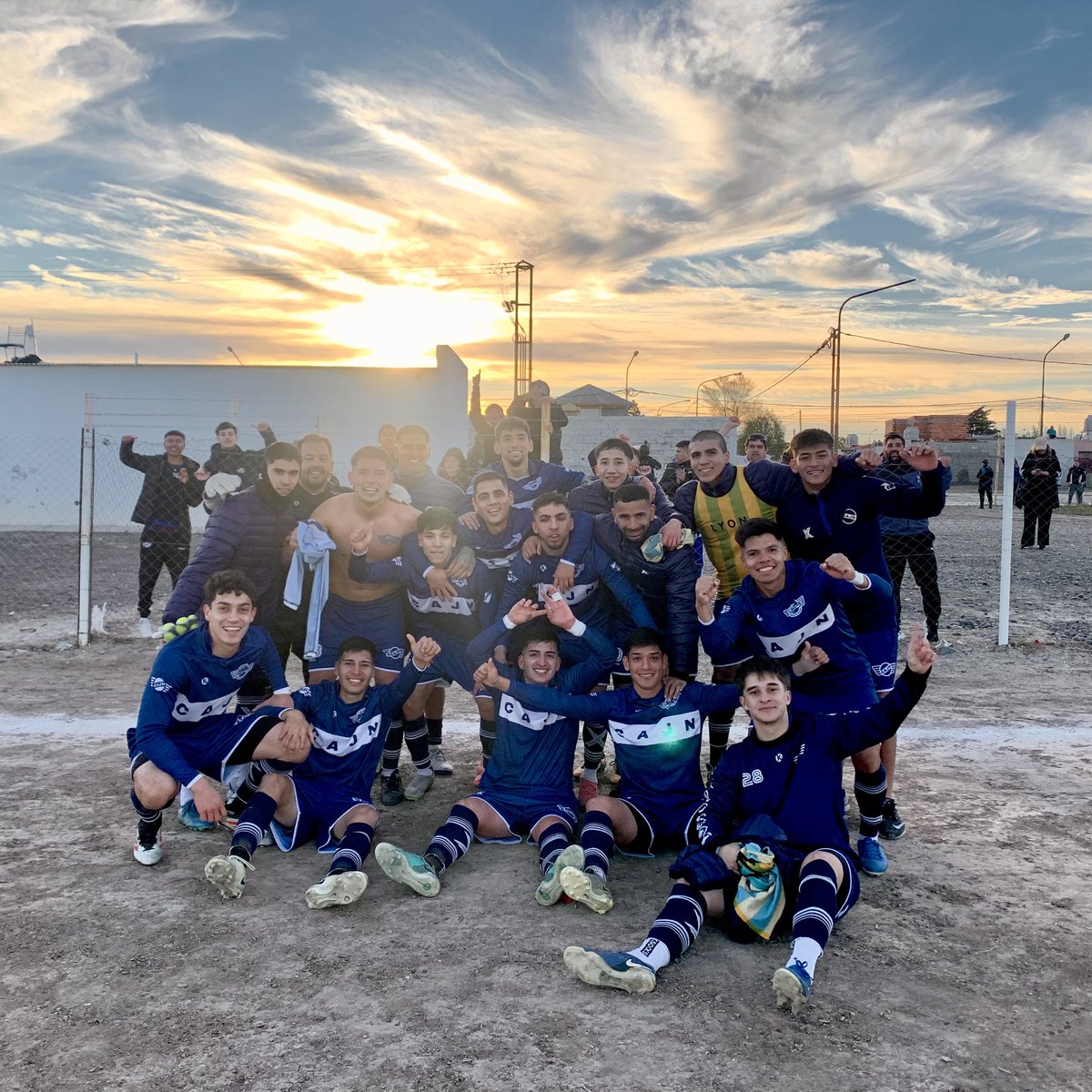 Newberyescr's tweet photo. ¡CONTRA TODO Y TODOS! 

Newbery se hizo fuerte en Rawson, se consagró campeón del Torneo Provincial y clasificó al Regional.

#IdentidadYPasión🐺 https://t.co/y3R2827ZDe