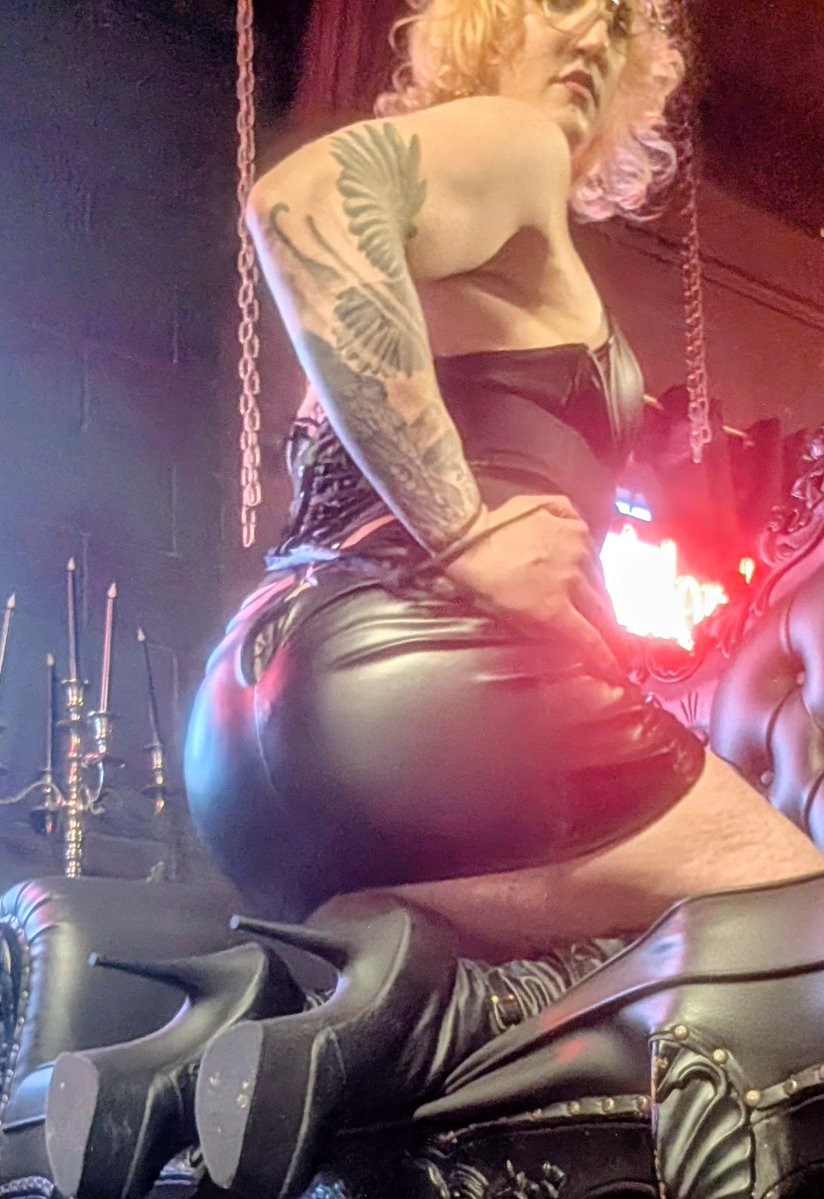Bianca_Amazon's tweet photo. I want to smother you with my ass https://t.co/qHY0wKKVA7