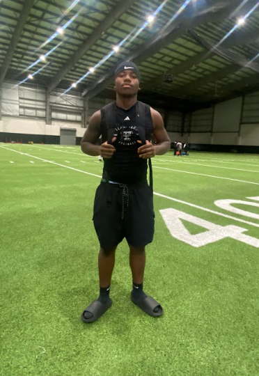 SolomonMaysDFW's tweet photo. Another young 2029 Pup

DE Chris Bynum out of @FootballDesoto 

Speed rusher off the edge and can dip inside. Not a huge frame but time to grow. Also, had the strength to stay off the ground when bigger OL leaned on him. GREAT bend. 💎⏲️

@CBynumftbl https://t.co/OhP1vZGgdo