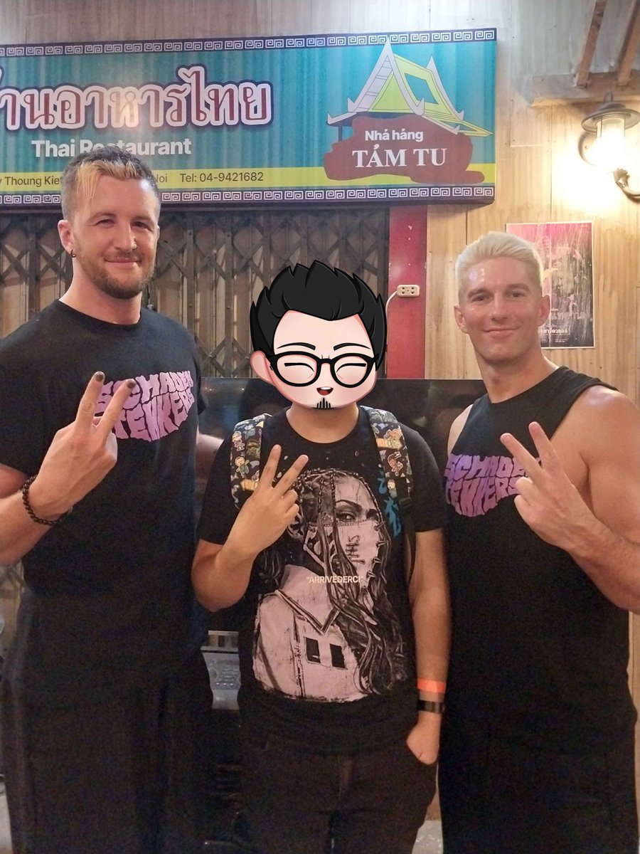 BaronZero_'s tweet photo. Damn, I look so small standing between @OBEYBrookes and ZSJ lmao

#BakaGaijin #Dexcon https://t.co/hi8mWJDNvw