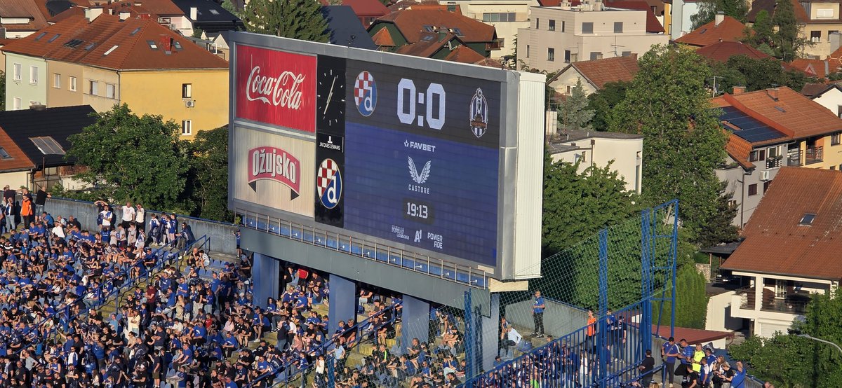 suu_super's tweet photo. Met een bakkie popcorn erbij, genoten van de sfeer #Maksimir 
En natuurlijk de 19:13 effe vastgelegd op het scorebord https://t.co/QLRLzzFg4q