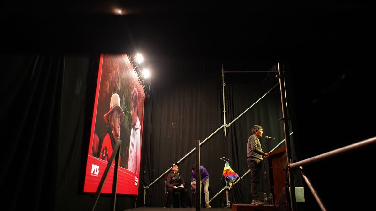PTSarg's tweet photo. 💬 “Es muy significativo hacer el acto en el NOA, donde hay grandes terratenientes, grandes empresarios de los ingenios azucareros, de las mineras, multinacionales,  que no solo manejan el poder económico: manejan los engranajes del poder político, judicial y hasta las fuerzas de seguridad. Ese poder que consigieron explotando a miles de trabajadores. 

Se creen dueños de la provincia, de todo lo que crece en nuestros cerros, y hasta de nuestras vidas"

✊🏼🔥 @Vilcalejandro, obrero de recolección, orgullosamente coya, fue Diputado Nacional con el 25% de los votos en Jujuy y referente obrero nacional del PTS en el @Fte_izquierda, en el gran acto de la provincia junto a @myriambregman 

🔴 Mirá en vivo acá: https://t.co/ogKq0BZSYT