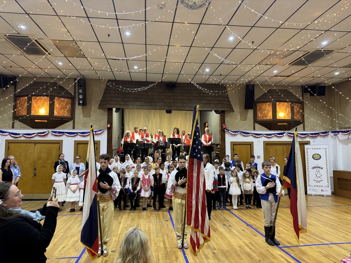 CZinNewYork's tweet photo. Annual Czech-Slovak Festival at Bohemian Hall in Astoria is in full swing showcasing 🇨🇿 music and traditions as well as great 🇨🇿 gastronomy!
The opening was attended by Czech Consul General Karel Smékal, followed by performances of children from Language Center Astoria. 🇨🇿🎵 https://t.co/mT3YjlH8Iy