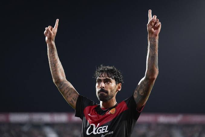 dani90's tweet photo. Gracias, gracias y mil gracias.

Siempre os voy a amar, chicos ❤️

La mejor de las suertes allí donde vayáis.  Yo os vi jugar en mi equipo.

❤️🖤 https://t.co/jFK8EmOMWu