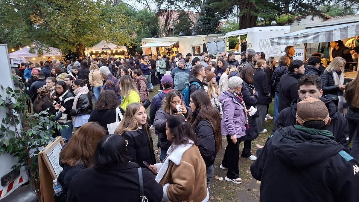 PRENSAOSSE's tweet photo. ☕️ 🎵 Sí, estamos acompañando una nueva edición del CAFEST.

✅️ Hasta las 21 hs en Villa Mitre y Villa Victoria, música,  café y agua 😉. ¿Venís a hidratarte con nosotros? https://t.co/0TpVr6eUAp