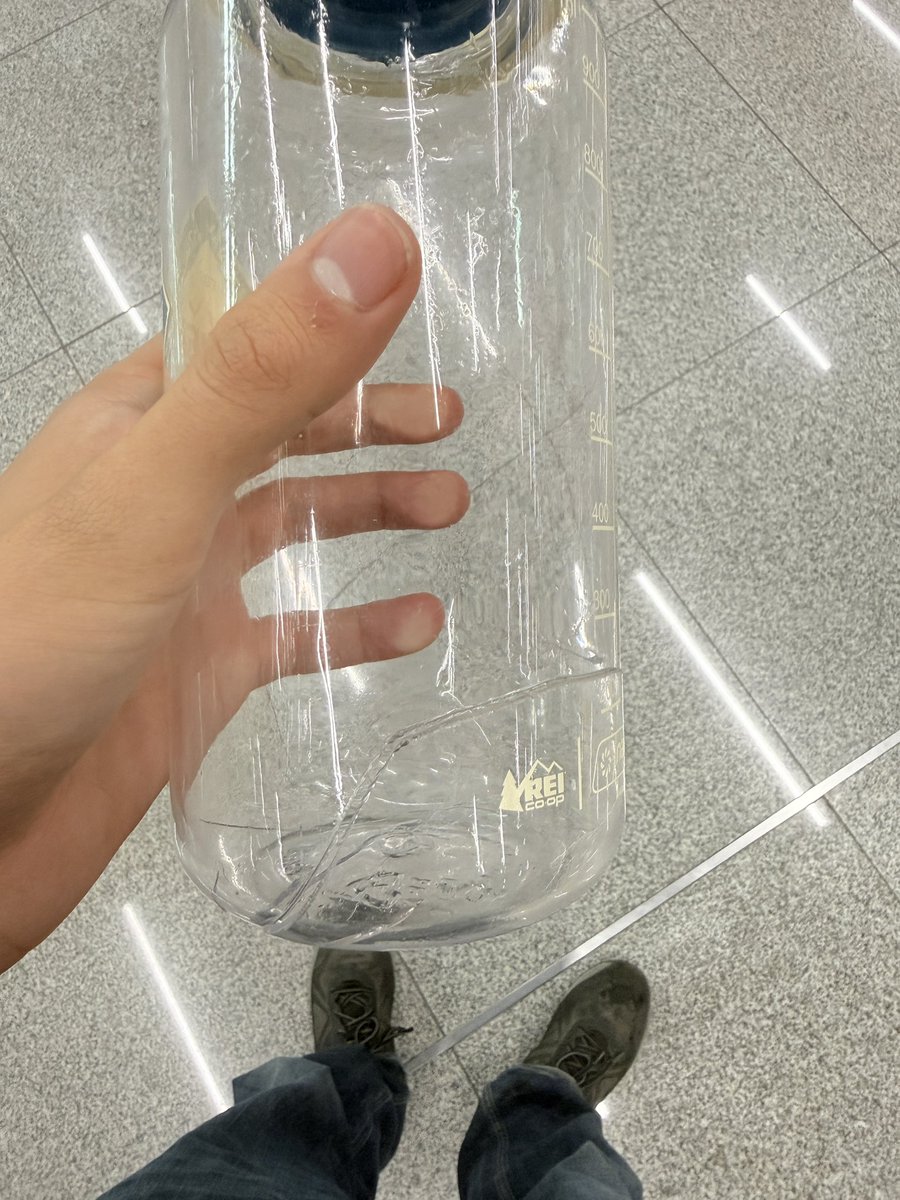 officalmanuelg's tweet photo. @nalgene @REI my bottle broke 😞 I was really a fan also but then boom. https://t.co/4BATs95AwW