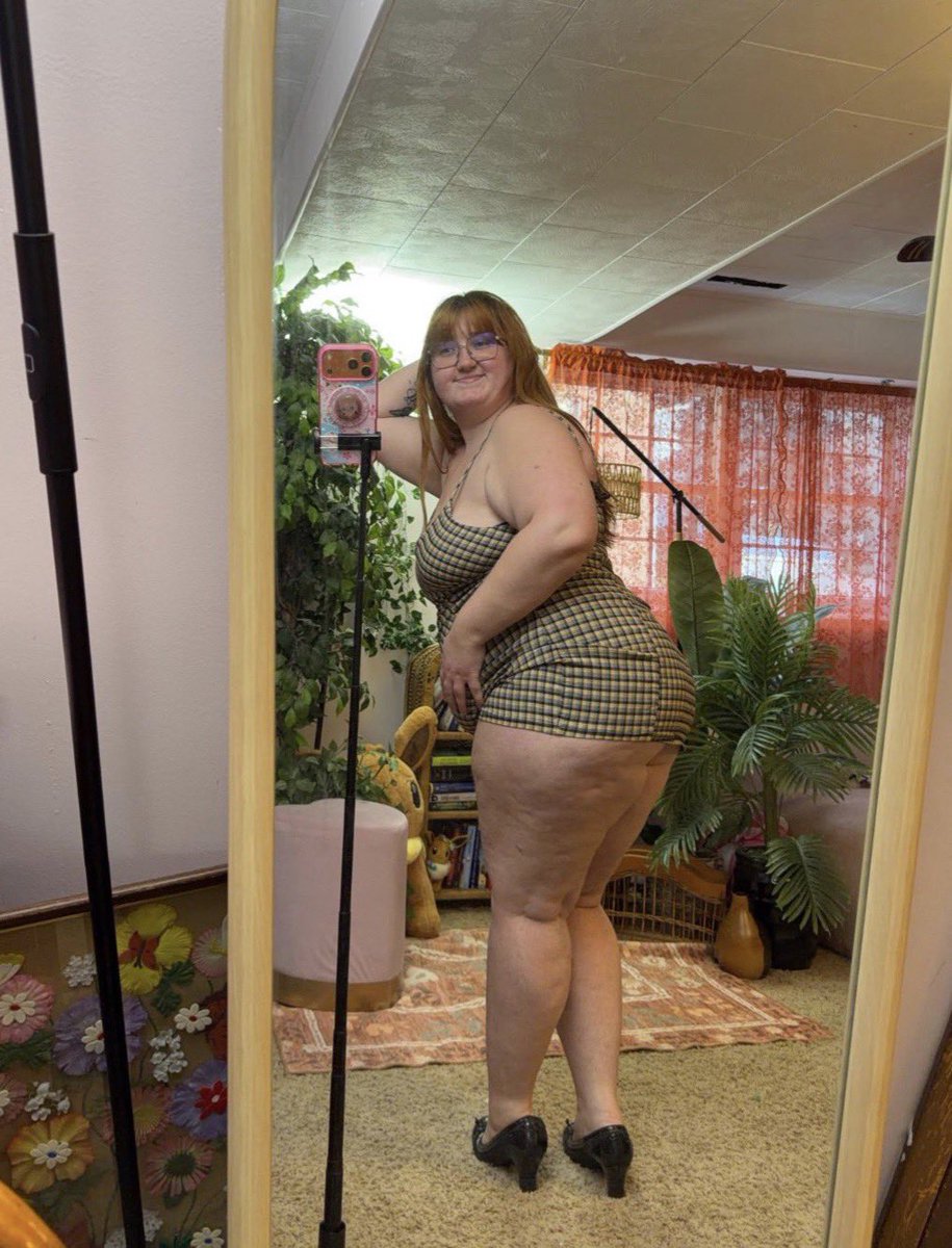 vfaevalentine's tweet photo. it feels like no one can appreciate my cellulite 🥲 https://t.co/CHlNsbEkPr