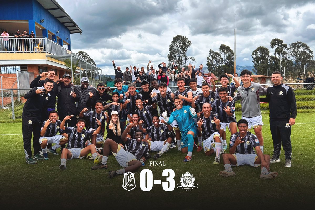 TigresCol's tweet photo. 𝗗𝗲 𝗻𝘂𝗲𝘃𝗼 𝗮𝗹 𝗧𝗥𝗜𝗨𝗡𝗙𝗢. 🔥⚽️

El equipo dirigido por Cristian Soto derrotó 0-3 a Maracaneiros por la novena jornada de la Supercopa Juvenil.

Juan Camilo Tello, Juan Sebastián Arias y Emmanuel Arroyo, anotaron los goles de la victoria.

#JuntosHaciaLaCima 🐅 https://t.co/LdBO2zCrNU