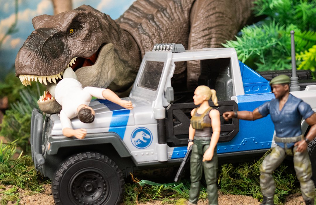 Tom_Jurassic's tweet photo. Zora and Duncan watch on as Martin Krebs received a deserved fate after attempting to abandon the crew on the island...

#JurassicWorldRebirth #JurassicPark #JurassicWorld https://t.co/KmCjMPa6Ju