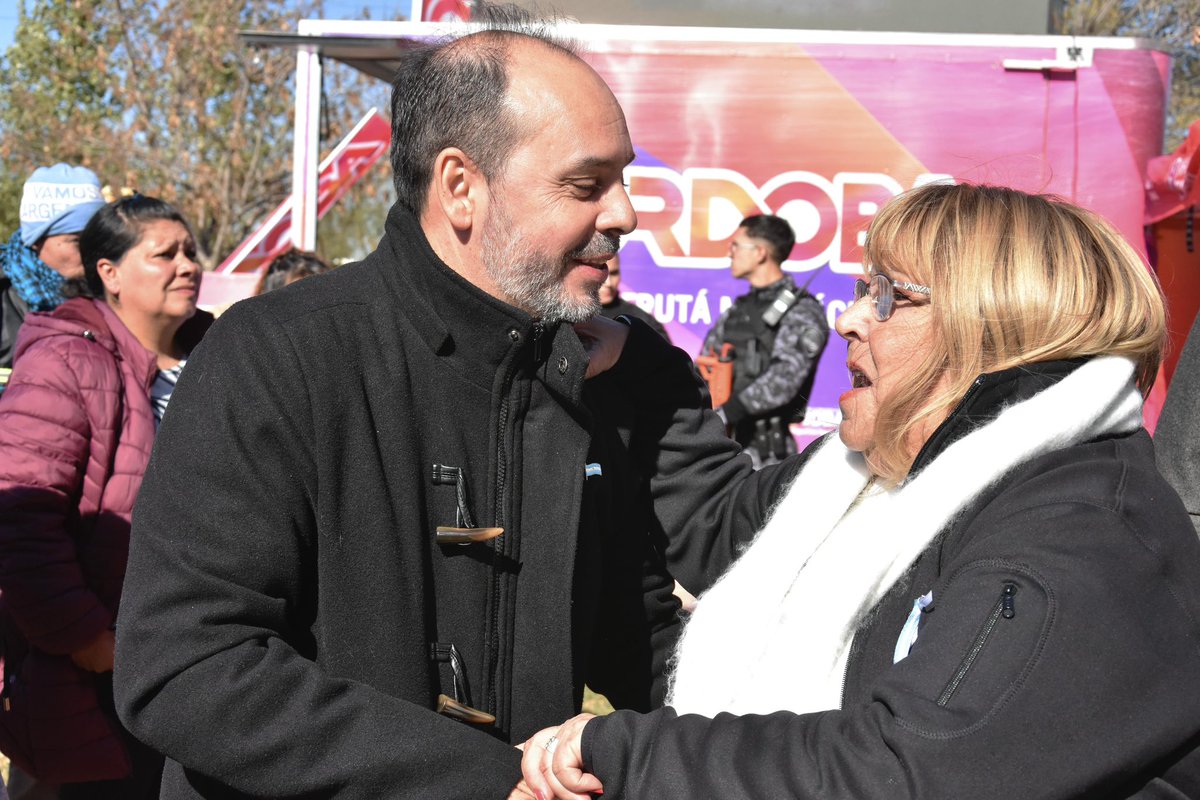 Dean_Rodrigo's tweet photo. Hoy compartimos una jornada llena de afecto junto a vecinos y vecinas de Mi Granja. Celebramos los 59 años de una localidad que creció sin perder lo más importante: la cercanía de su gente, el valor de sus tradiciones y ese espíritu de toda su comunidad. https://t.co/WtoMA6eVvq