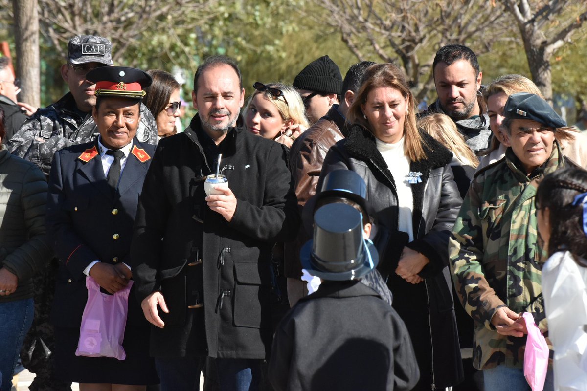 Dean_Rodrigo's tweet photo. Hoy compartimos una jornada llena de afecto junto a vecinos y vecinas de Mi Granja. Celebramos los 59 años de una localidad que creció sin perder lo más importante: la cercanía de su gente, el valor de sus tradiciones y ese espíritu de toda su comunidad. https://t.co/WtoMA6eVvq