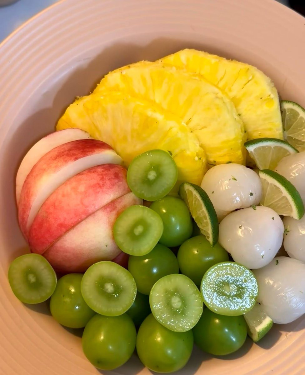 AnnasHorizon's tweet photo. Honestly, I could live off of fresh fruit and cold drinks all weekend. 🍉🍹 #WeekendEssentials #GirlDinner #CurrentMood https://t.co/RcnejsB3pz