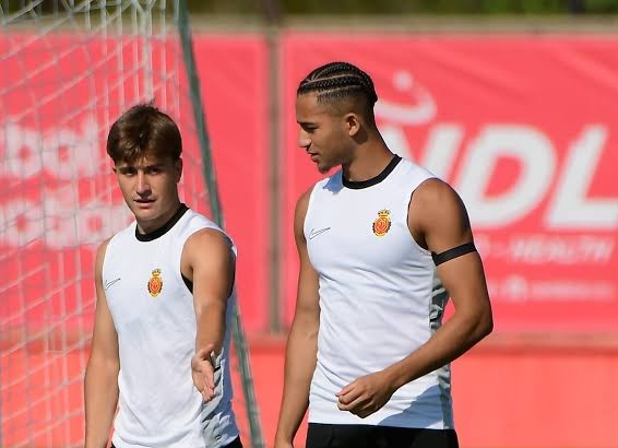 VocesSardinero's tweet photo. Desde Cantabria queremos mandar un abrazo enorme a toda la afición del RCD Mallorca 🤝

Hemos compartido jugadores en estos años recientes, y eso crea un vínculo especial entre dos aficiones que saben lo que es querer a su club de verdad.

Mucho ánimo a todos los mallorquinistas, pronto volveréis a la primera división.

#LaLigaEASports
