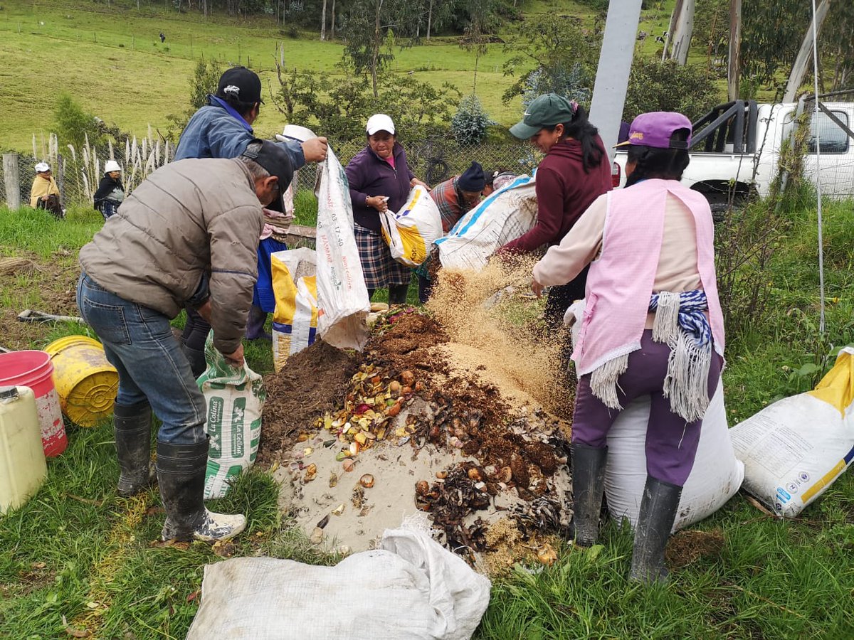Agricultura_CZ6's tweet photo. #Azuay | En cumplimiento al convenio ELECAUSTRO-MAG-GAD parroquial Baños y San Joaquín, elaboramos abono orgánico bocashi junto a la Asociación de Agroproductores de Cañaro, para fortalecer la fertilización sostenible de sus cultivos. 🌱 https://t.co/PabE689rtf
