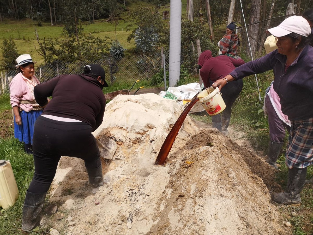 Agricultura_CZ6's tweet photo. #Azuay | En cumplimiento al convenio ELECAUSTRO-MAG-GAD parroquial Baños y San Joaquín, elaboramos abono orgánico bocashi junto a la Asociación de Agroproductores de Cañaro, para fortalecer la fertilización sostenible de sus cultivos. 🌱 https://t.co/PabE689rtf