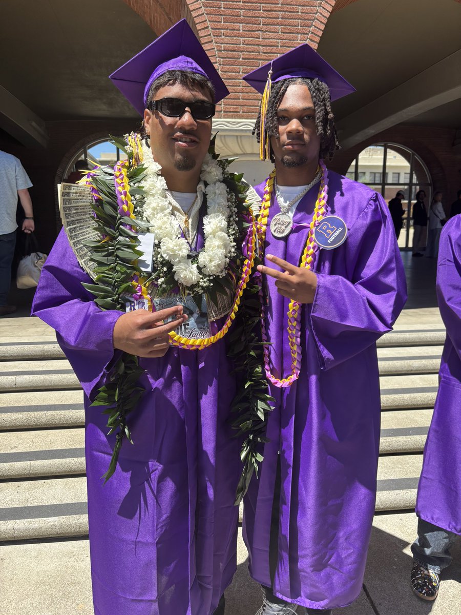 SpencerNewellDJ's tweet photo. Two Beavs, WR Cynai Thomas @cynai_thomas and OL Michael Langi @MICHAELLANGI50 are at their HS graduation today at Archbishop Riordan in the bay area. Congrats guys!  👊

@MrsSoche https://t.co/CsQxxCZC6h
