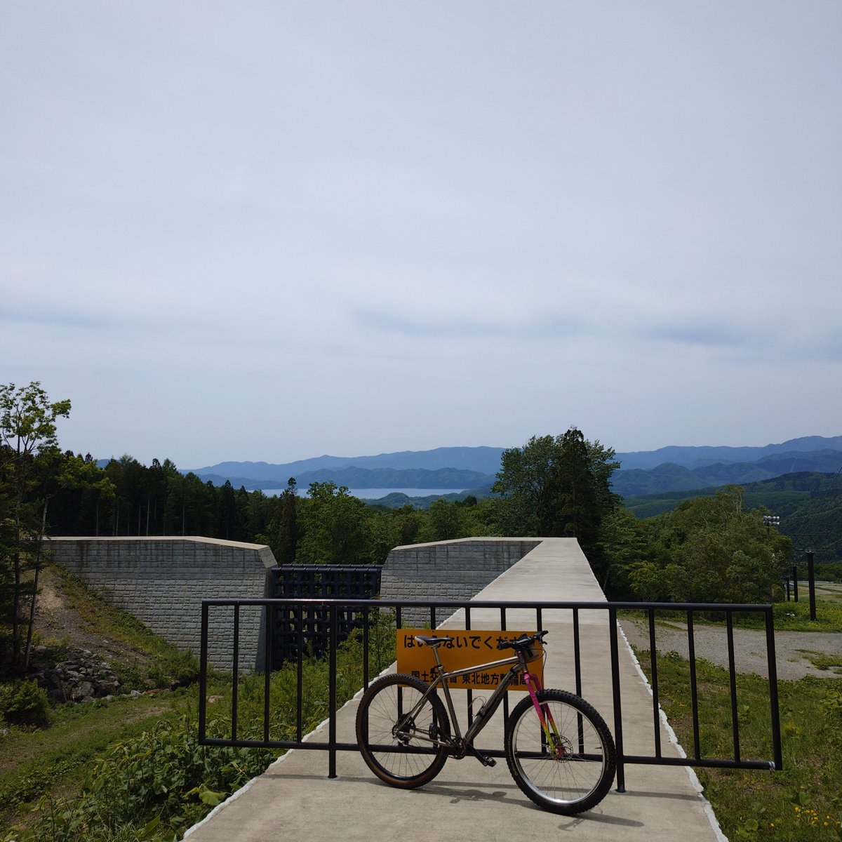 tomo69rock's tweet photo. ギアードMTB持って来るつもりが… #SSMTB を積んでしまって…全然登れてなく😨じぃさんばぁさんのように押して歩く🚶初老😭😭😭それでも田沢湖来ればスッキリするよなぁ🤣🤣🤣
腰痛の具合がまぁまぁなので無理は禁物😰 https://t.co/lfH5oiZqVx