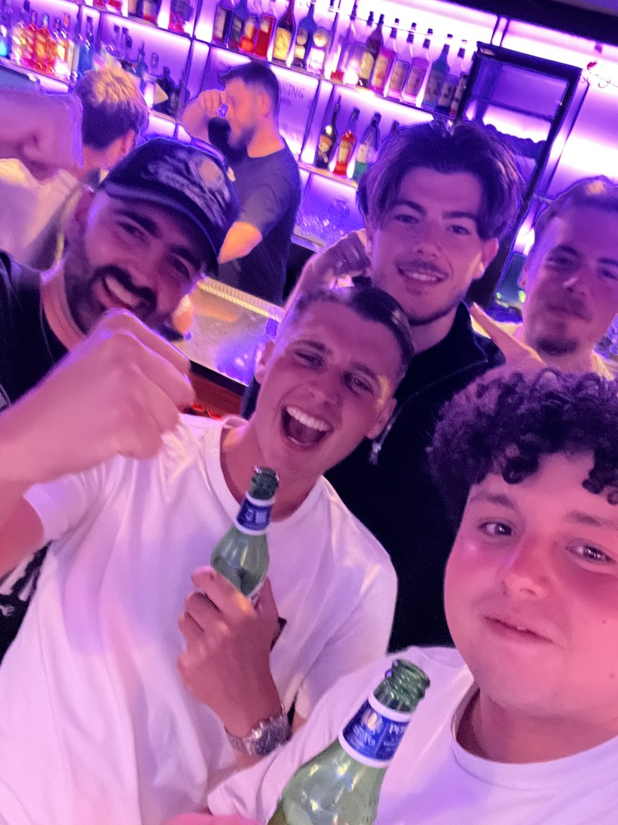 willgu05's tweet photo. We’ve got guernsey people saying up the havennnnnnnnnnn

alll night longggggggg 🎶🎶🎶

⚫️⚪️⚫️⚪️⚫️

@PT_FC https://t.co/3Jp5uRVEwf